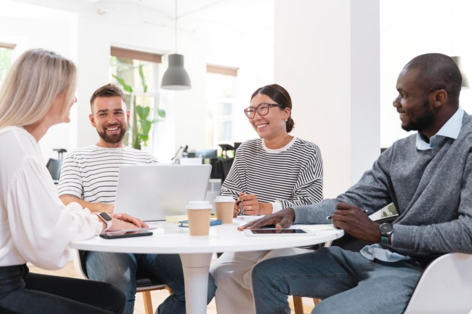 Community-Mitglieder bei der Zusammenarbeit